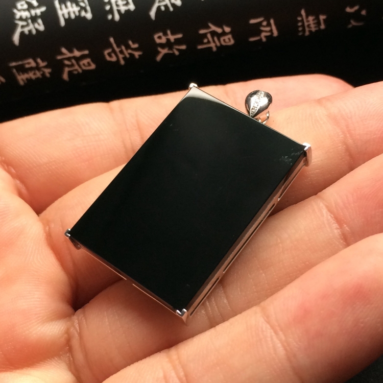 （超值推荐）冰种墨翠镶白金钻石平安无事牌胸坠