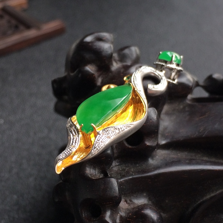 (超值推荐)糯冰种翠色镶彩金钻石随形胸坠