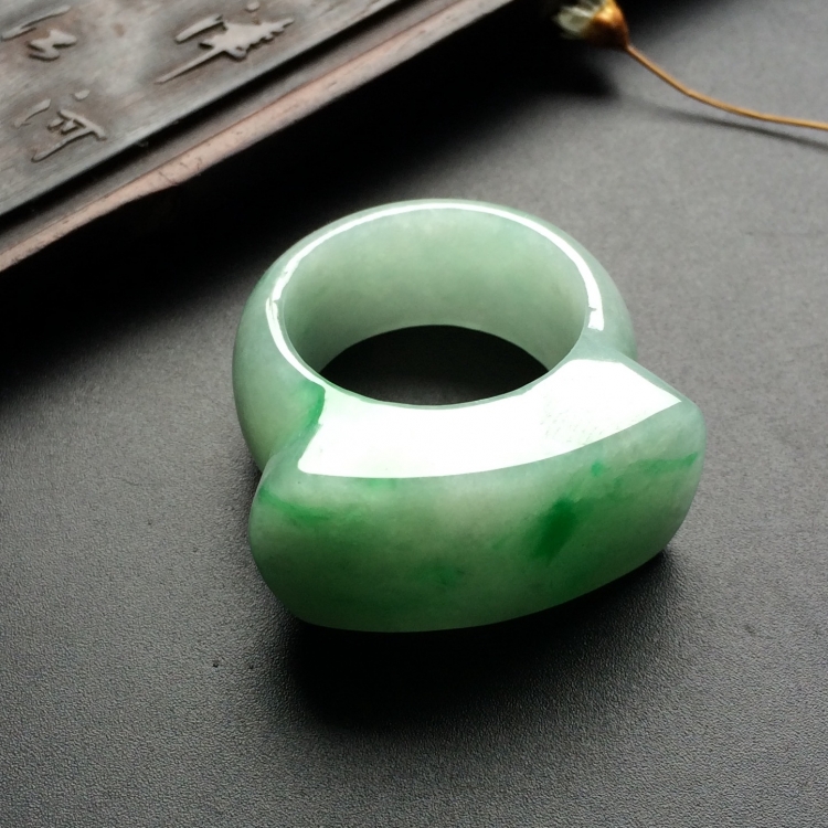 （超值推荐）糯冰种飘翠马鞍扳指