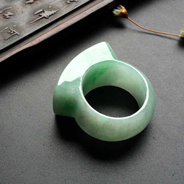 （超值推荐）糯冰种飘翠马鞍扳指