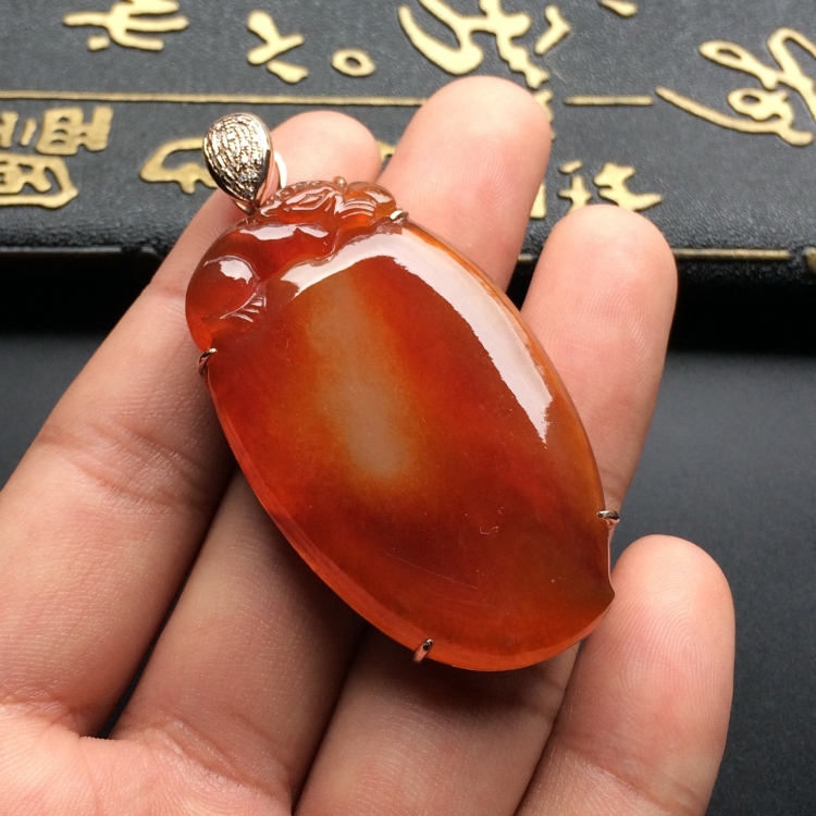 （超值推荐）镶玫瑰金钻石糯冰种褐黄翡寿桃胸坠