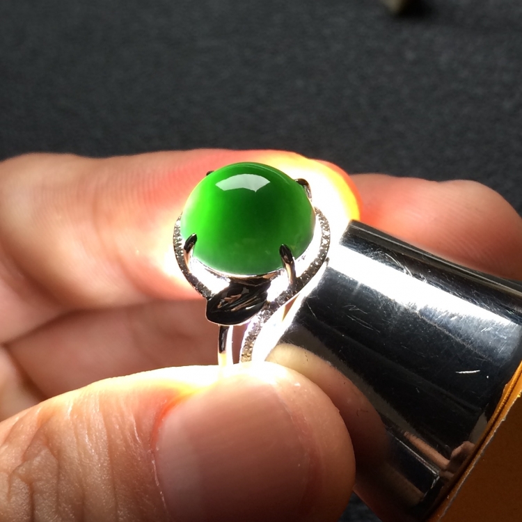 （超值推荐）镶白金钻石冰玻种墨翠戒指