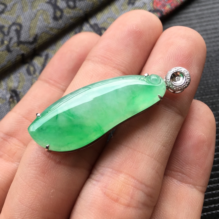 (超值推荐)冰种飘翠镶白金钻石福瓜胸坠