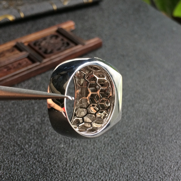 (超值推荐)糯冰种阳绿镶白金钻石戒指(男戒)