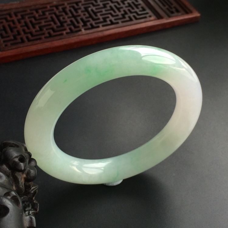 (超值推荐)糯冰种略飘翠圆条手镯(56.4mm)
