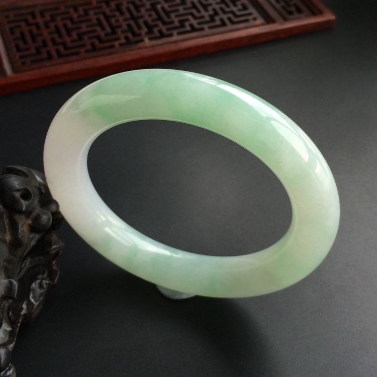 (超值推荐)糯冰种略飘翠圆条手镯(56.4mm)