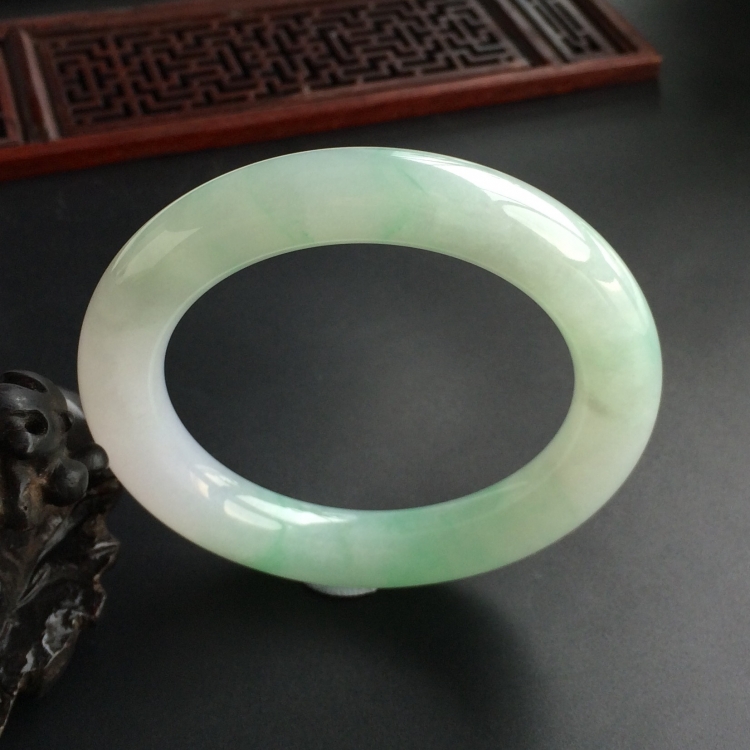 (超值推荐)糯冰种略飘翠圆条手镯(56.4mm)