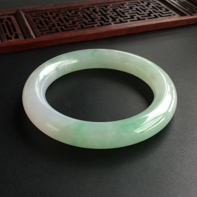 (超值推荐)糯冰种略飘翠圆条手镯(56.4mm)