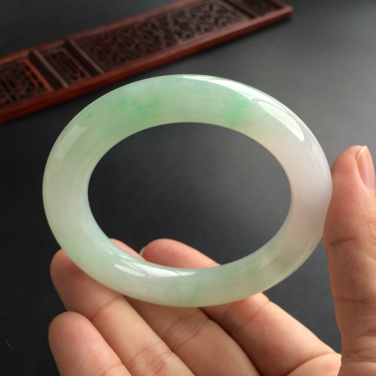 (超值推荐)糯冰种略飘翠圆条手镯(56.4mm)