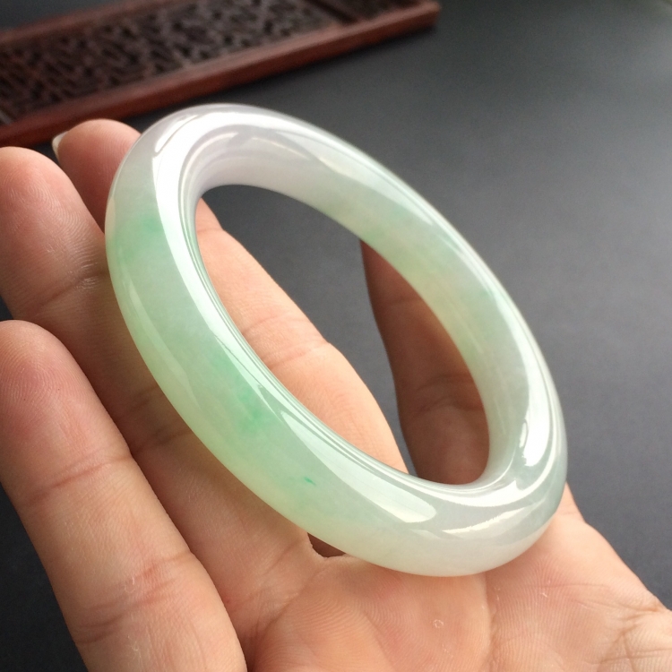 (超值推荐)糯冰种略飘翠圆条手镯(56.4mm)