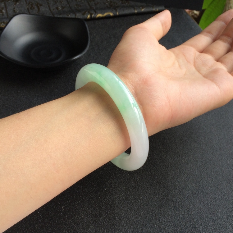 (超值推荐)糯冰种略飘翠圆条手镯(56.4mm)