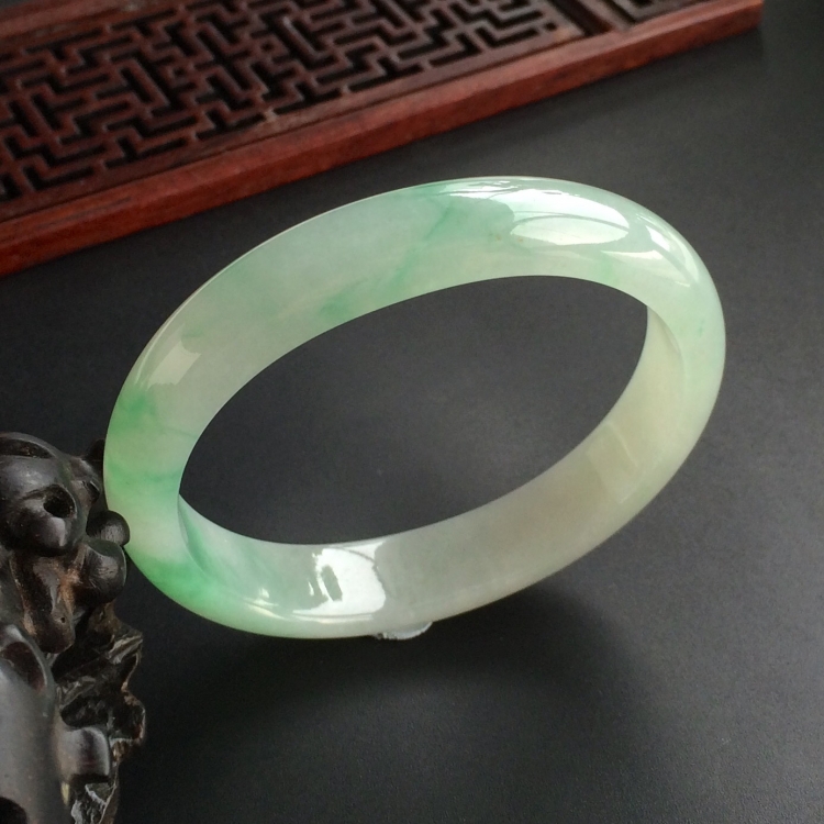(超值推荐)糯冰种飘翠贵妃镯(55.3mm-48.8mm)