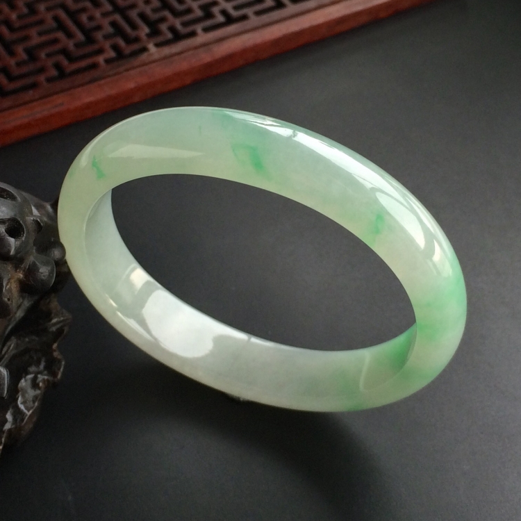 (超值推荐)糯冰种飘翠贵妃镯(55.3mm-48.8mm)