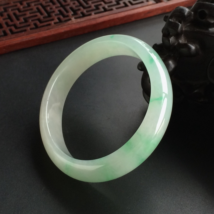(超值推荐)糯冰种飘翠贵妃镯(55.3mm-48.8mm)