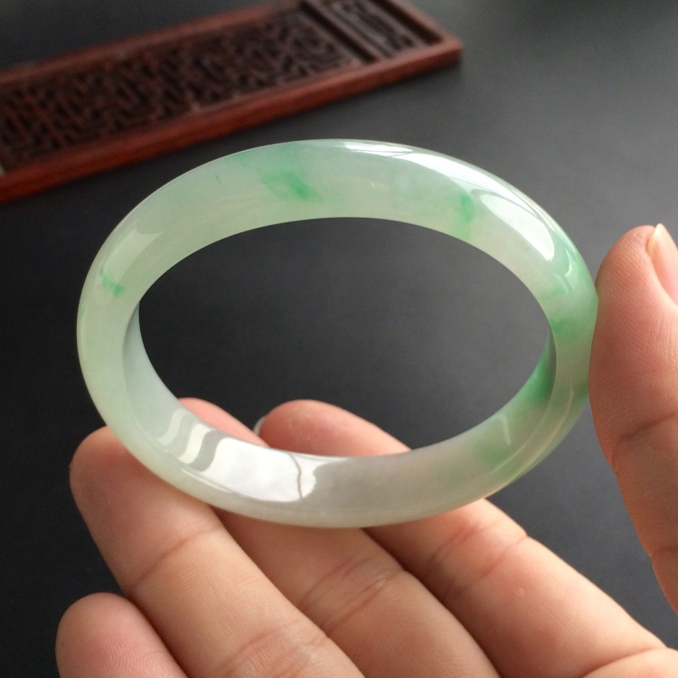 (超值推荐)糯冰种飘翠贵妃镯(55.3mm-48.8mm)