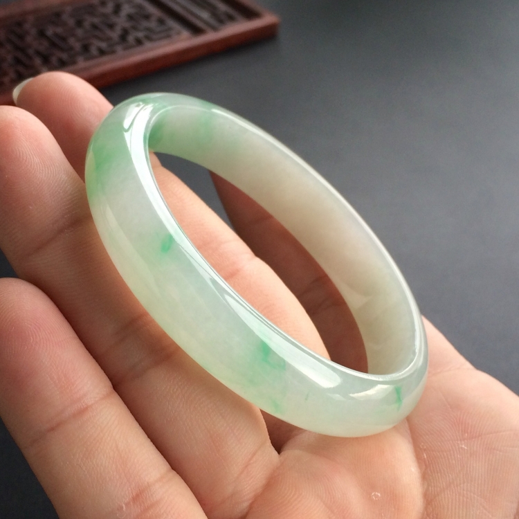 (超值推荐)糯冰种飘翠贵妃镯(55.3mm-48.8mm)