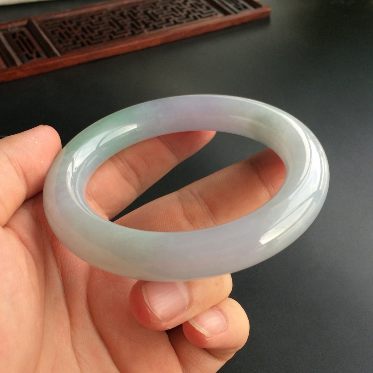 (超值推荐)糯冰种春带彩圆条手镯(59mm)