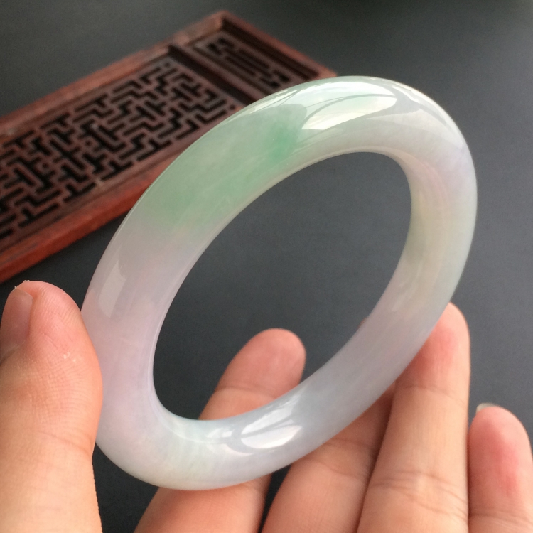 (超值推荐)糯冰种春带彩圆条手镯(59mm)