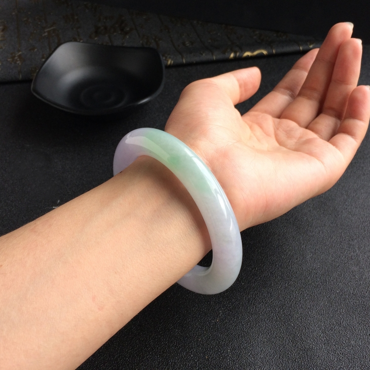 (超值推荐)糯冰种春带彩圆条手镯(59mm)