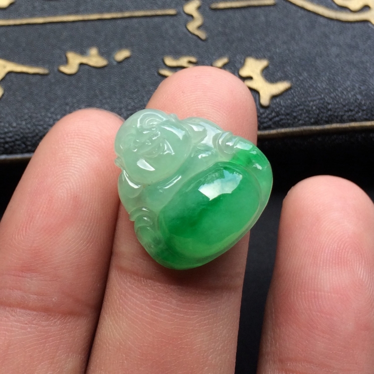 （超值推荐）冰种飘翠玉佛胸坠面