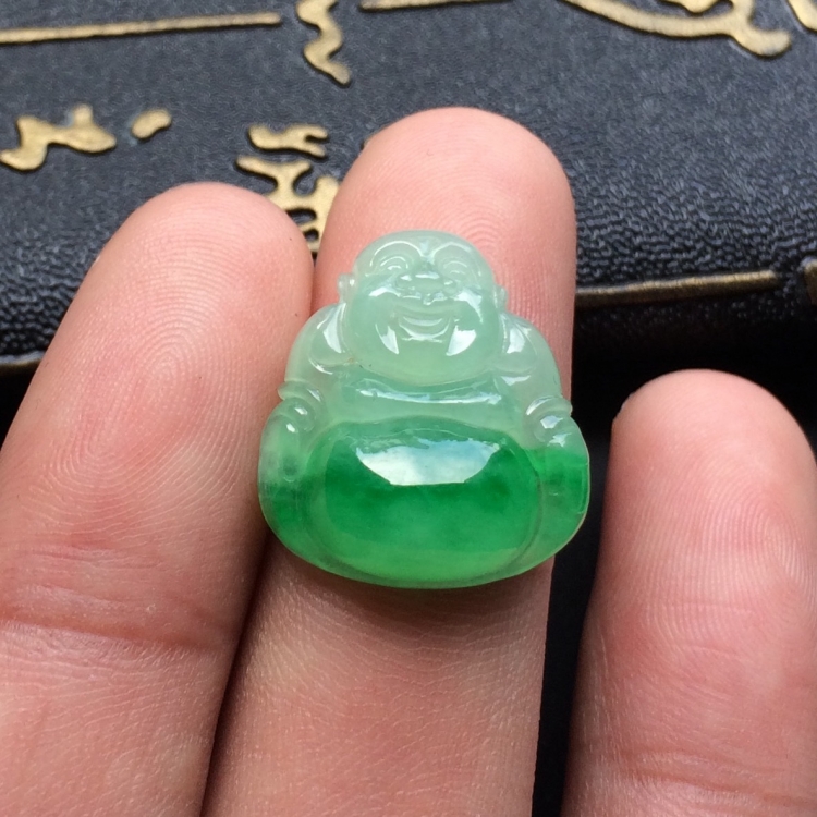 （超值推荐）冰种飘翠玉佛胸坠面