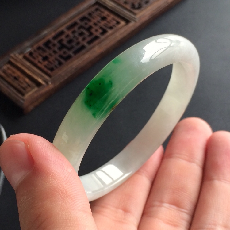 (超值推荐)糯冰种飘翠贵妃镯(54.5mm-47.1mm)