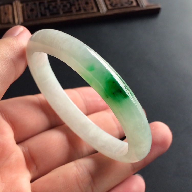 (超值推荐)糯冰种飘翠贵妃镯(54.5mm-47.1mm)
