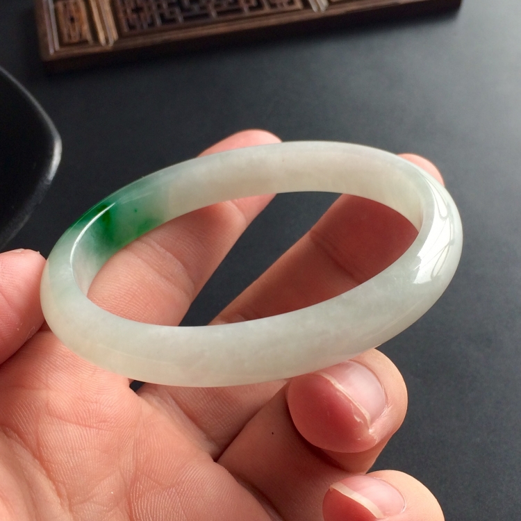 (超值推荐)糯冰种飘翠贵妃镯(54.5mm-47.1mm)
