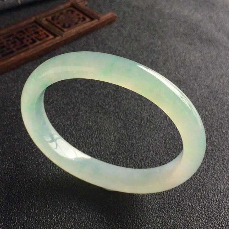 (超值推荐)冰种略飘绿花贵妃镯(56.8mm-49.6mm)