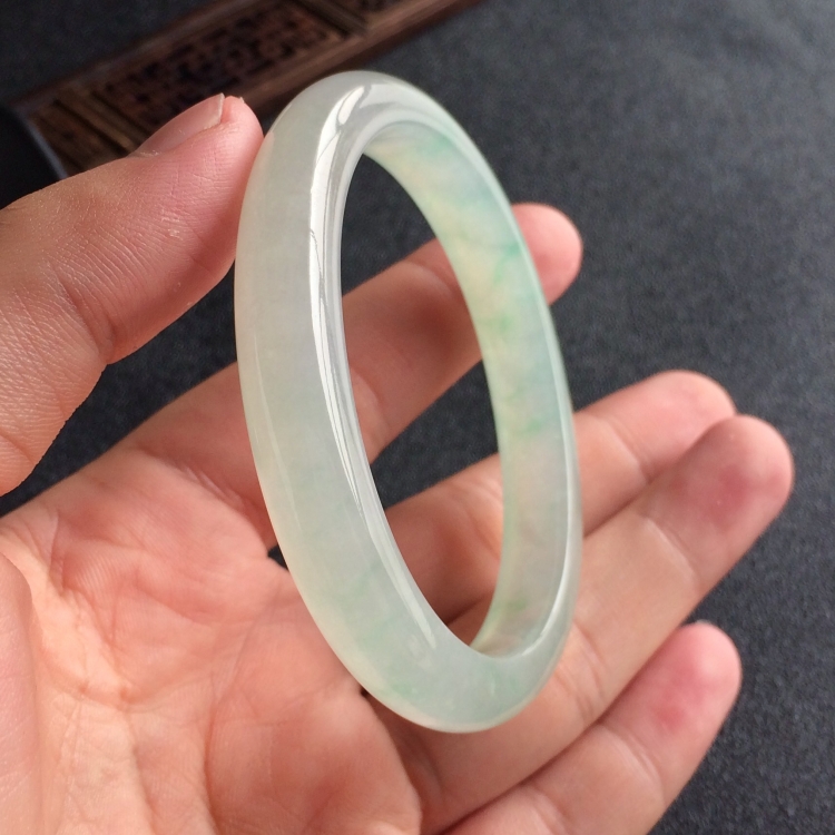 (超值推荐)冰种略飘绿花贵妃镯(56.8mm-49.6mm)