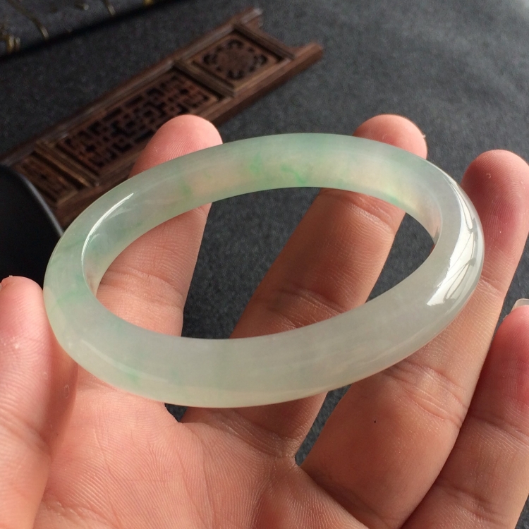 (超值推荐)冰种略飘绿花贵妃镯(56.8mm-49.6mm)