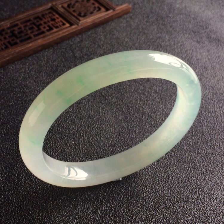 (超值推荐)冰种略飘绿花贵妃镯(56.8mm-49.6mm)