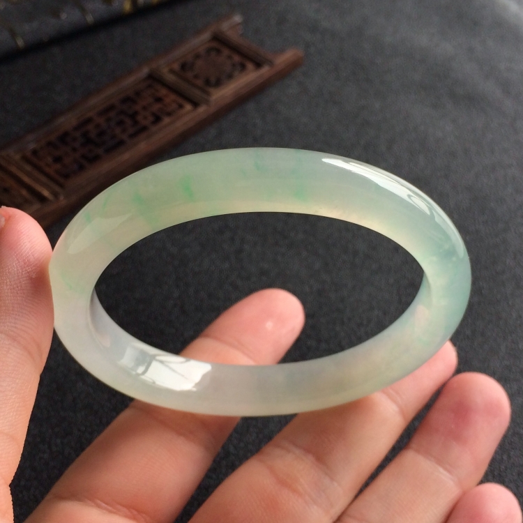 (超值推荐)冰种略飘绿花贵妃镯(56.8mm-49.6mm)