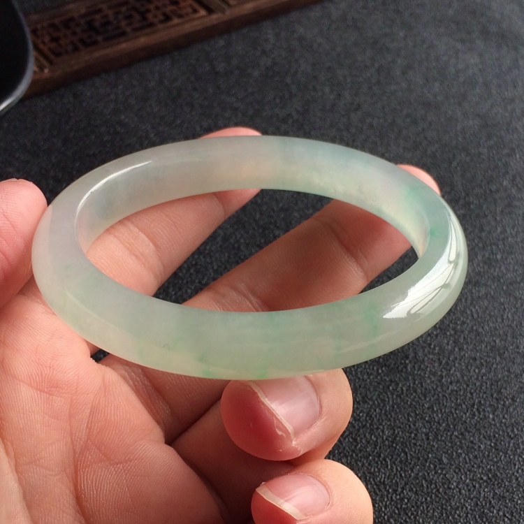 (超值推荐)冰种略飘绿花贵妃镯(56.8mm-49.6mm)