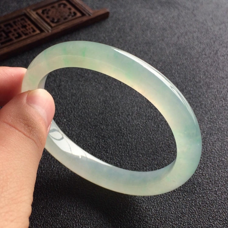 (超值推荐)冰种略飘绿花贵妃镯(56.8mm-49.6mm)