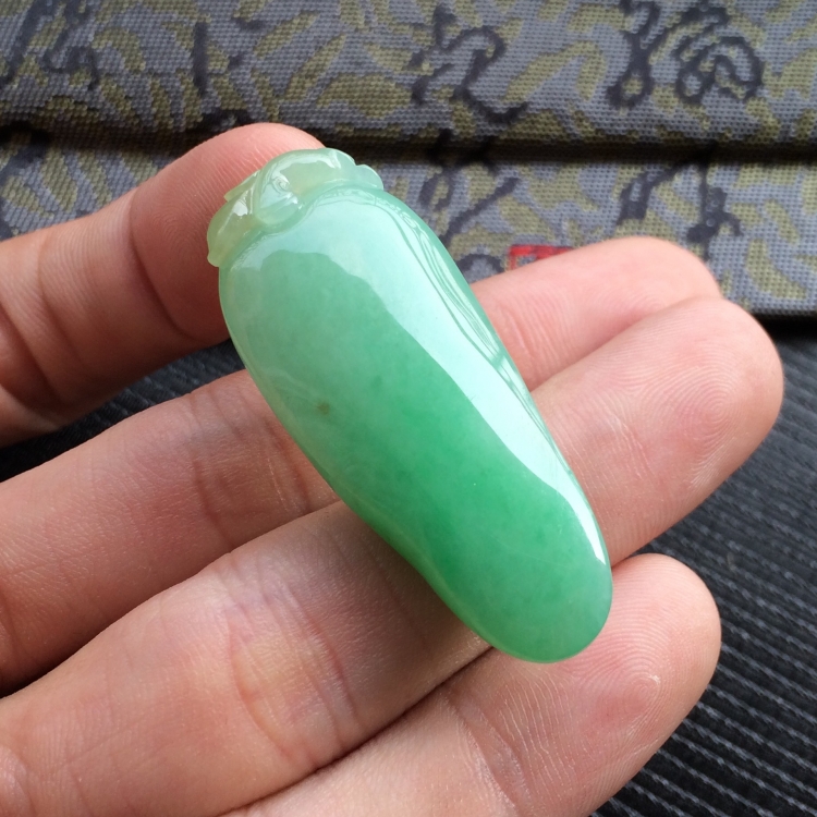 (超值推荐)糯冰种翠色略带黄翡福瓜挂件