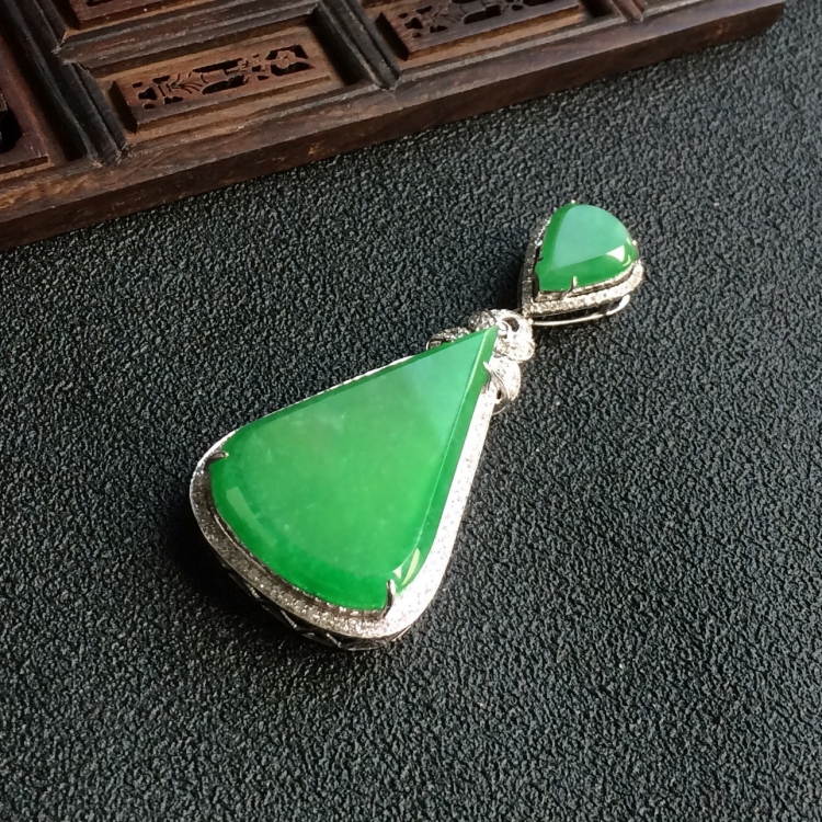 (超值推荐)糯冰种翠色镶白金钻石水滴胸坠