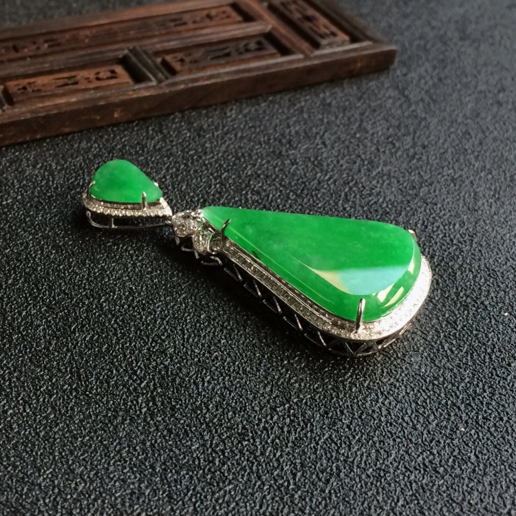 (超值推荐)糯冰种翠色镶白金钻石水滴胸坠