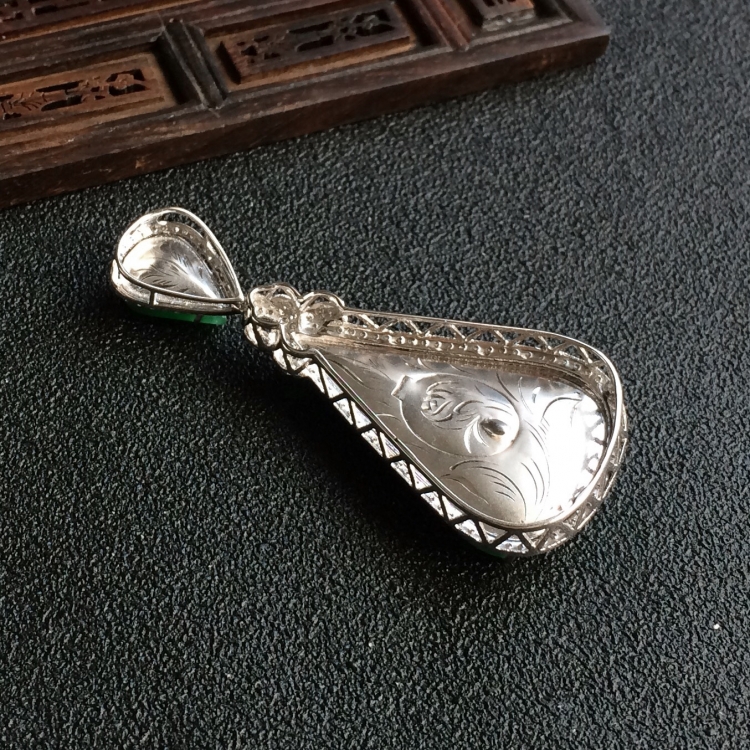 (超值推荐)糯冰种翠色镶白金钻石水滴胸坠