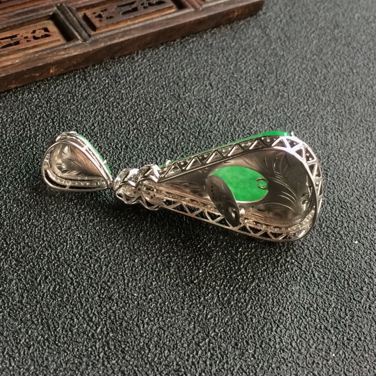 (超值推荐)糯冰种翠色镶白金钻石水滴胸坠