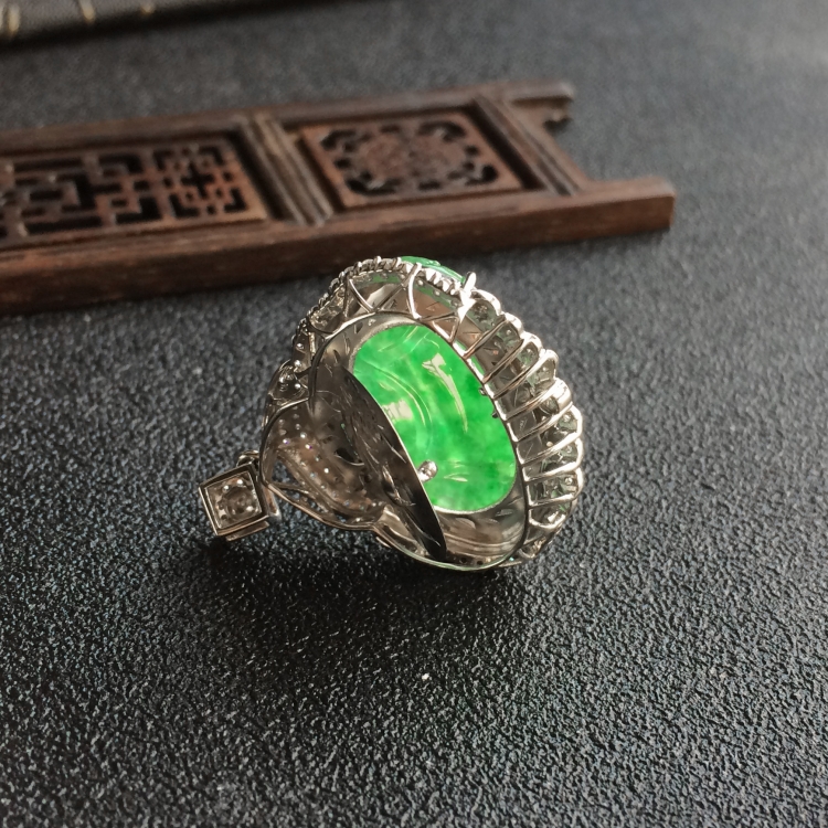 (超值推荐)冰种翠色镶白金钻石玉佛胸坠