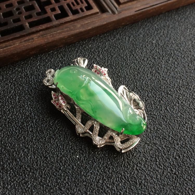 (超值推荐)冰种飘翠镶白金钻石年年有余胸坠