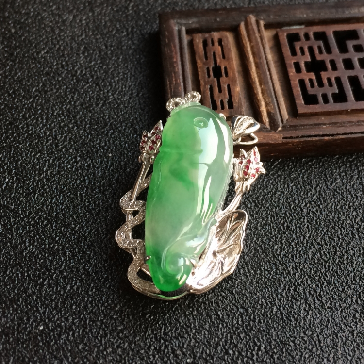 (超值推荐)冰种飘翠镶白金钻石年年有余胸坠
