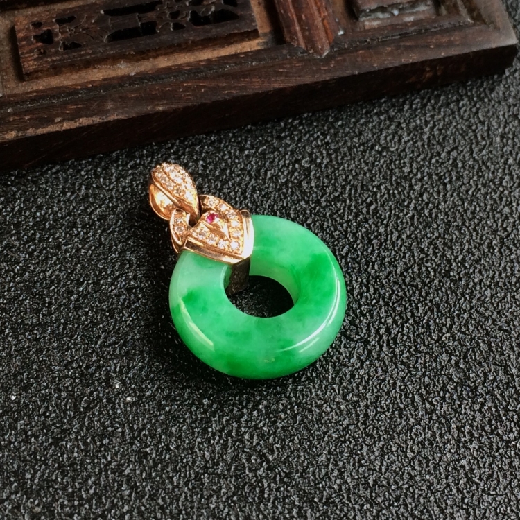 (超值推荐)糯冰种飘翠镶玫瑰金钻石平安环胸坠