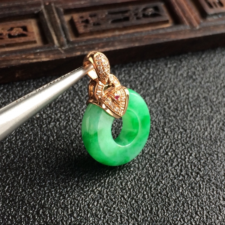 (超值推荐)糯冰种飘翠镶玫瑰金钻石平安环胸坠