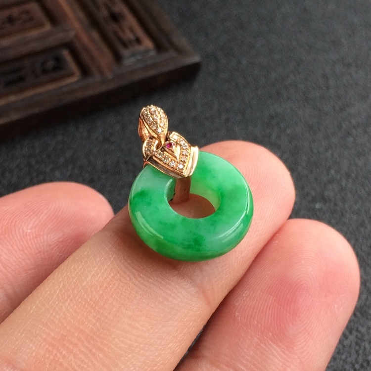 (超值推荐)糯冰种飘翠镶玫瑰金钻石平安环胸坠