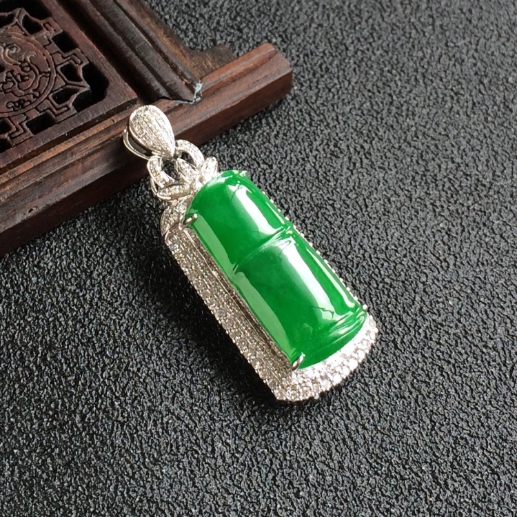 (超值推荐)糯冰种阳绿镶白金钻石节节高胸坠