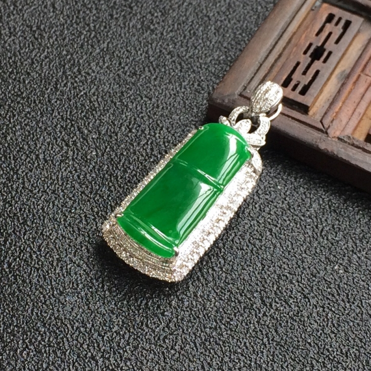 (超值推荐)糯冰种阳绿镶白金钻石节节高胸坠