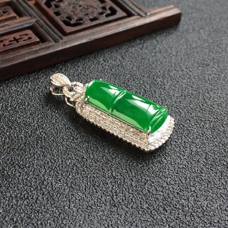 (超值推荐)糯冰种阳绿镶白金钻石节节高胸坠