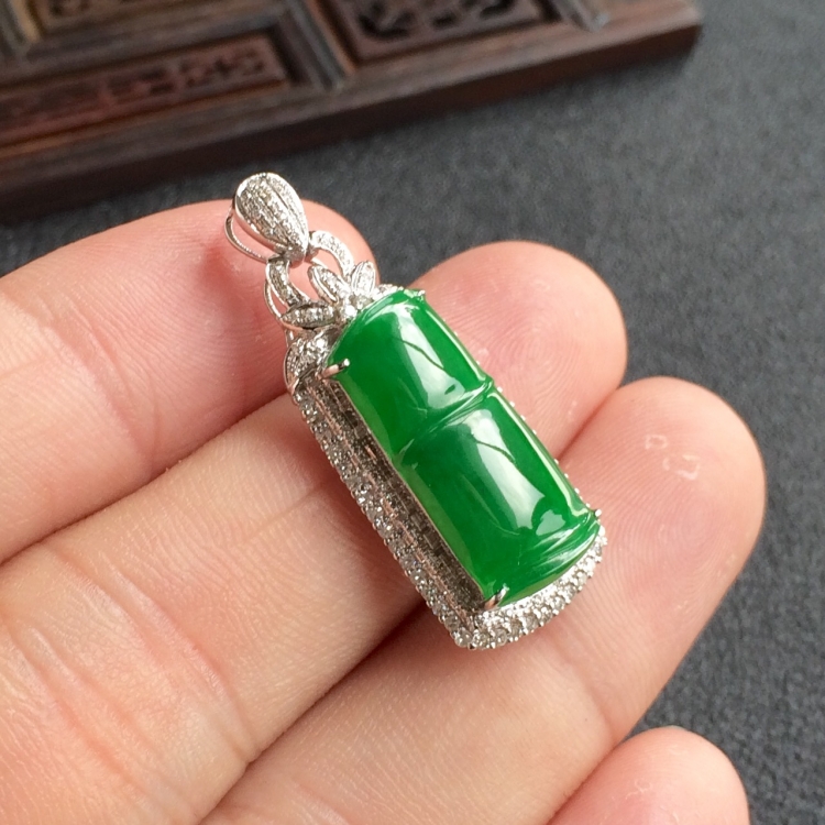 (超值推荐)糯冰种阳绿镶白金钻石节节高胸坠